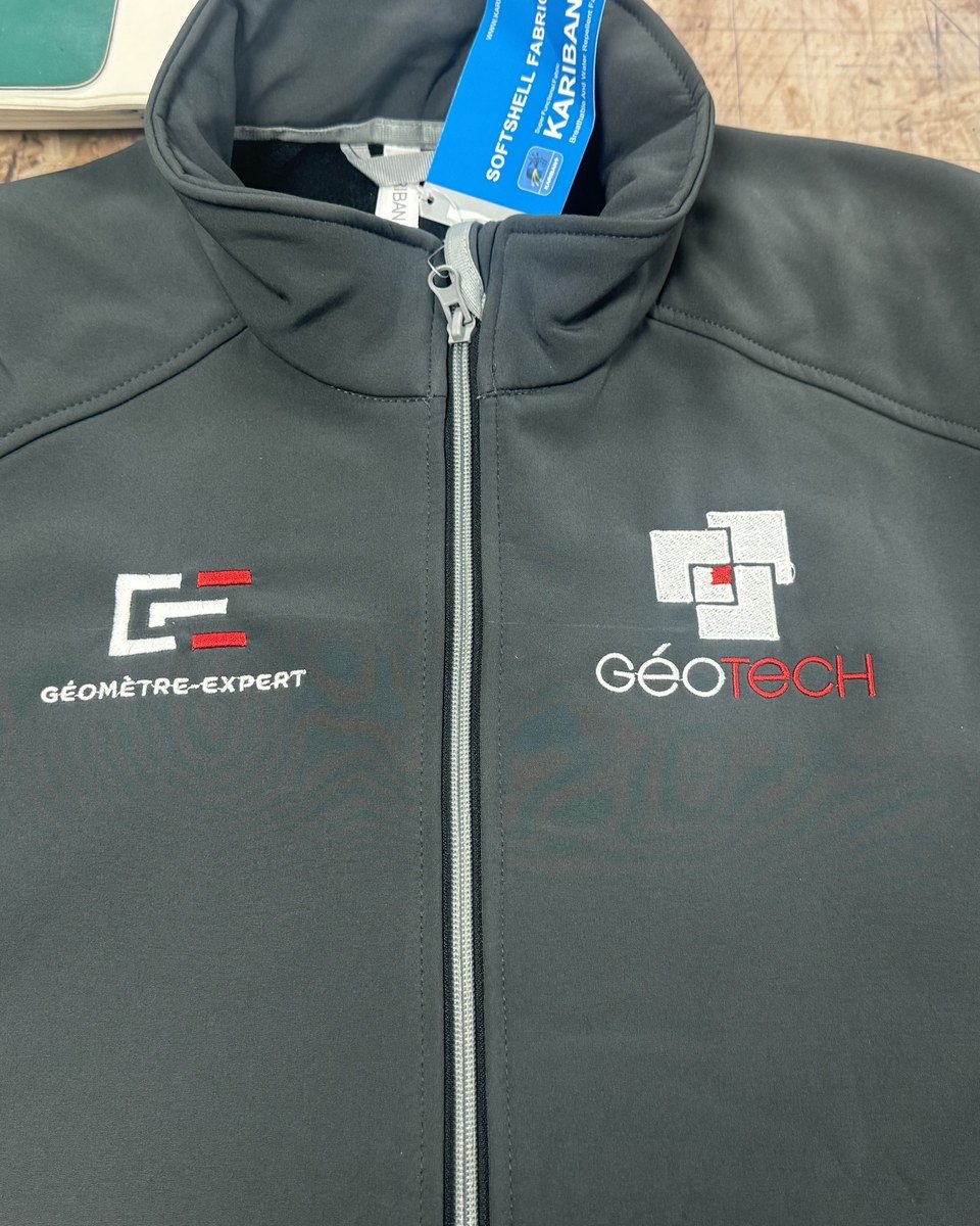 Softshell brodé avec double logo d'entreprise sur la poitrine, réalisation Markage.TOP