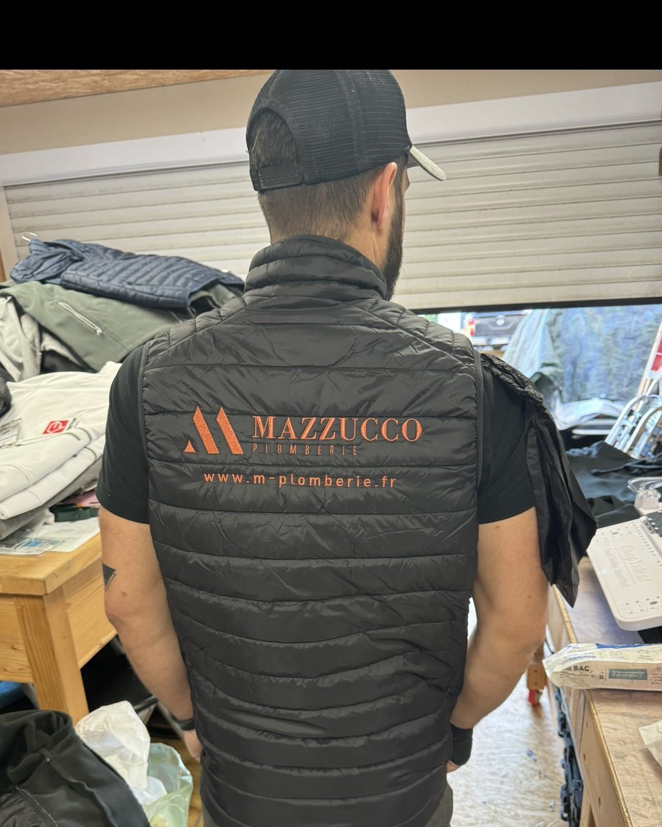 Gilet brodé au logo d'une entreprise de plomberie, réalisation Markage.TOP