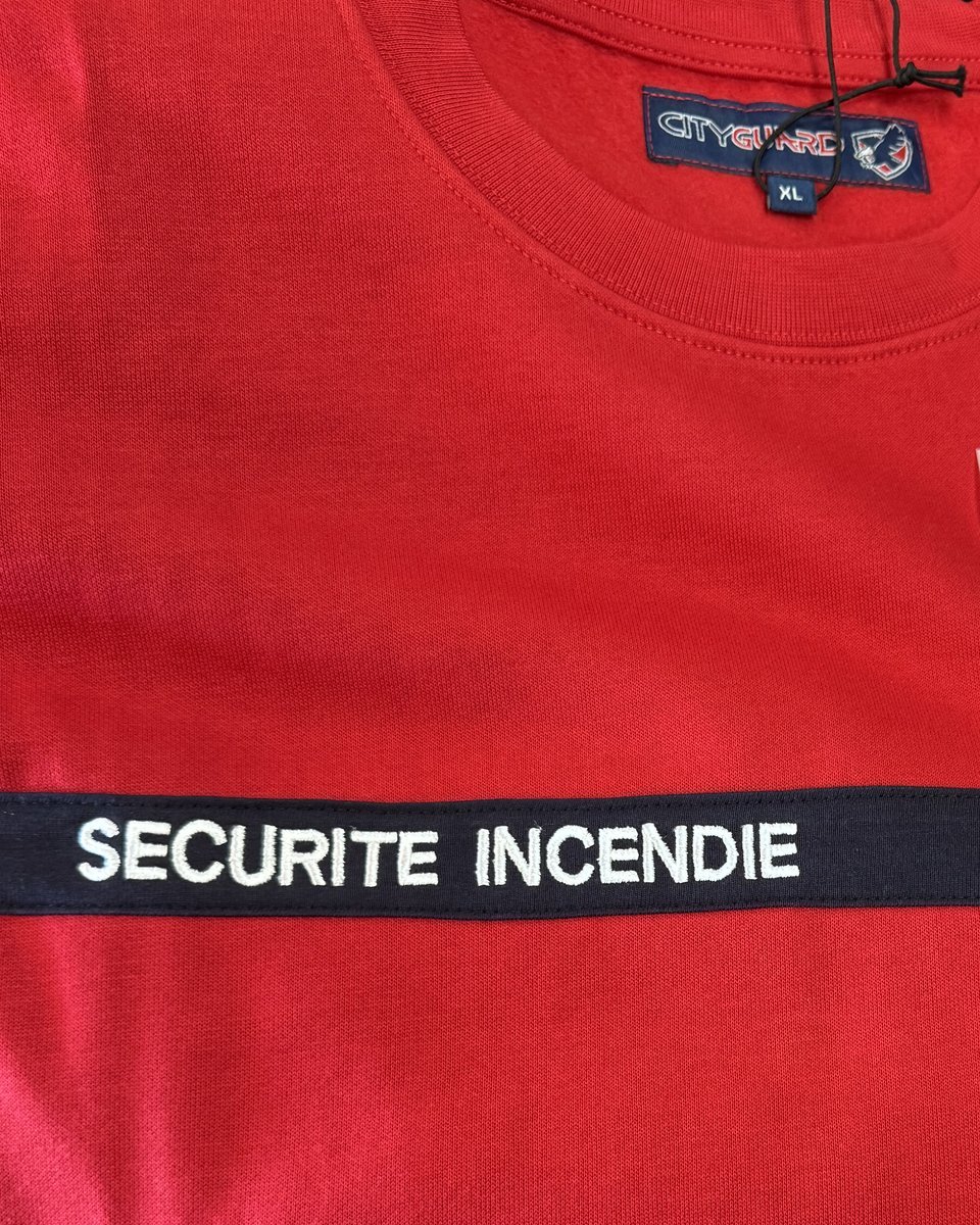 T-shirt marqué SECURITE INCENDIE avec badge d'entreprise, réalisation Markage.TOP