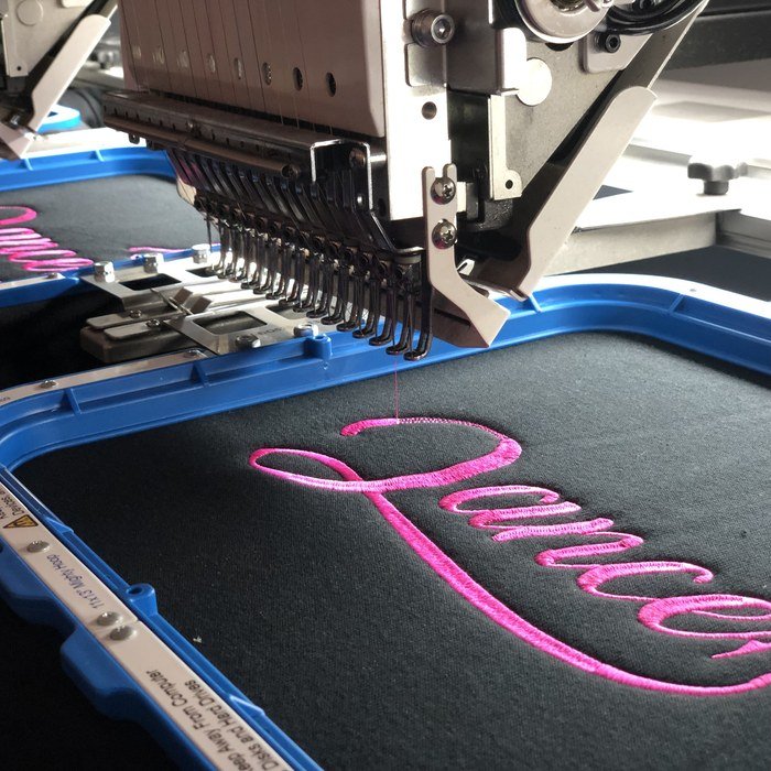 Broderie d'un prénom en script en cours de réalisation sur l'atelier Markage.TOP