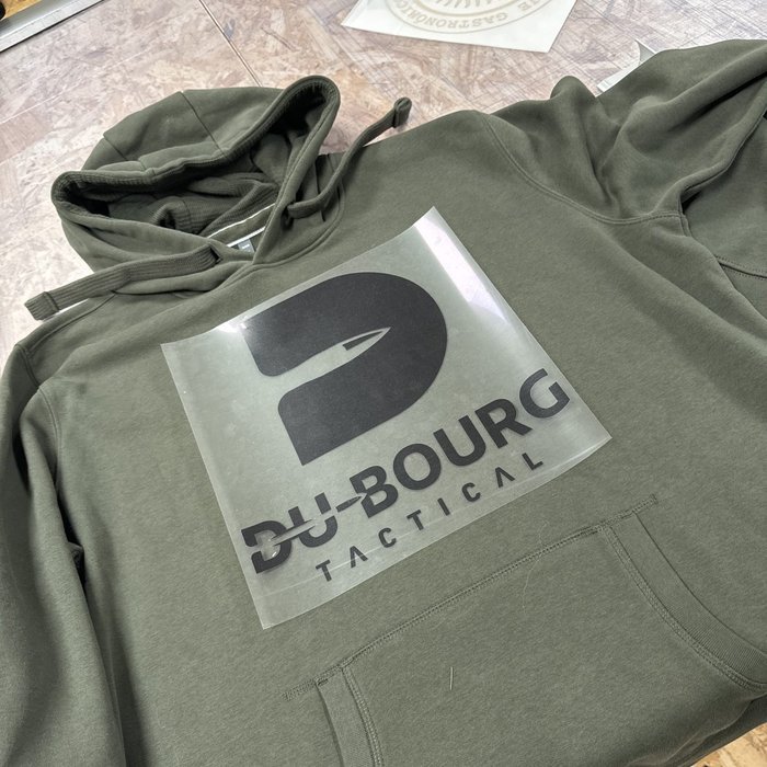 Patch brodé sur sweat à capuche d'équipe airsoft, réalisation Markage.TOP