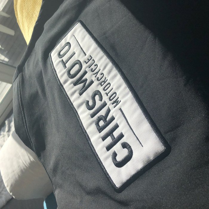 Patch brodé cousu au dos d'une veste d'équipe