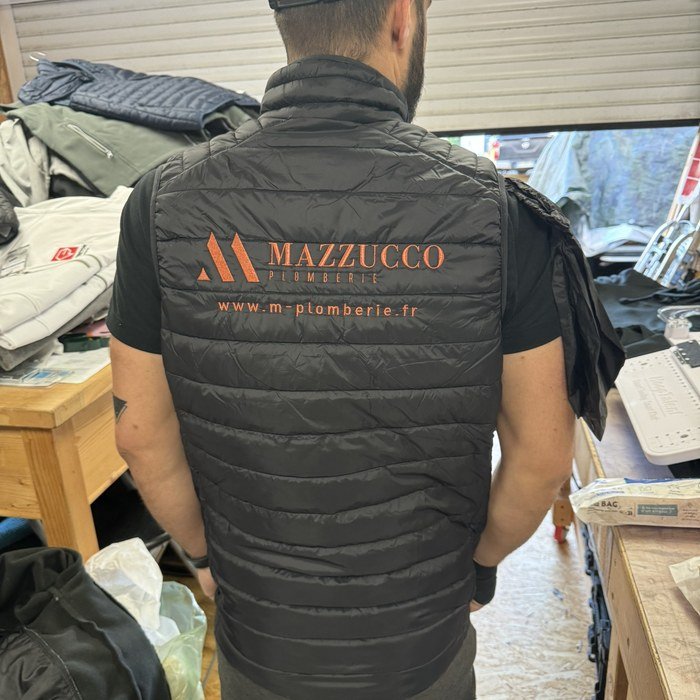 Gilet sans manche brodé au dos pour un plombier-chauffagiste