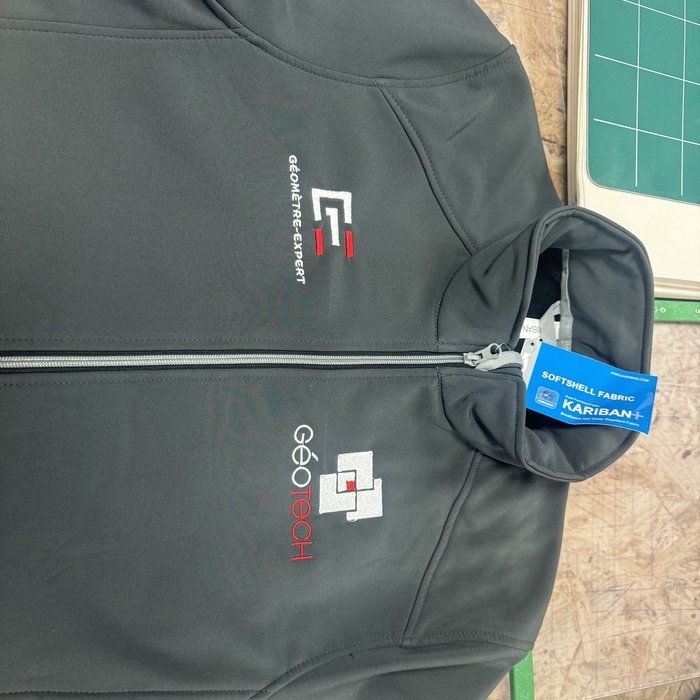 Softshell personnalisé au logo d'une entreprise, réalisation Markage.TOP
