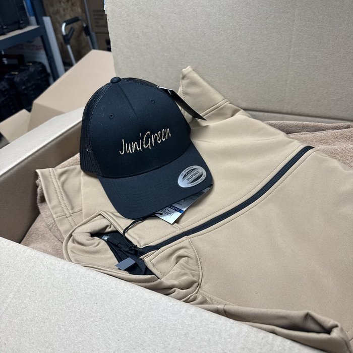 Casquette et polo personnalisés au logo d'une entreprise, réalisation Markage.TOP