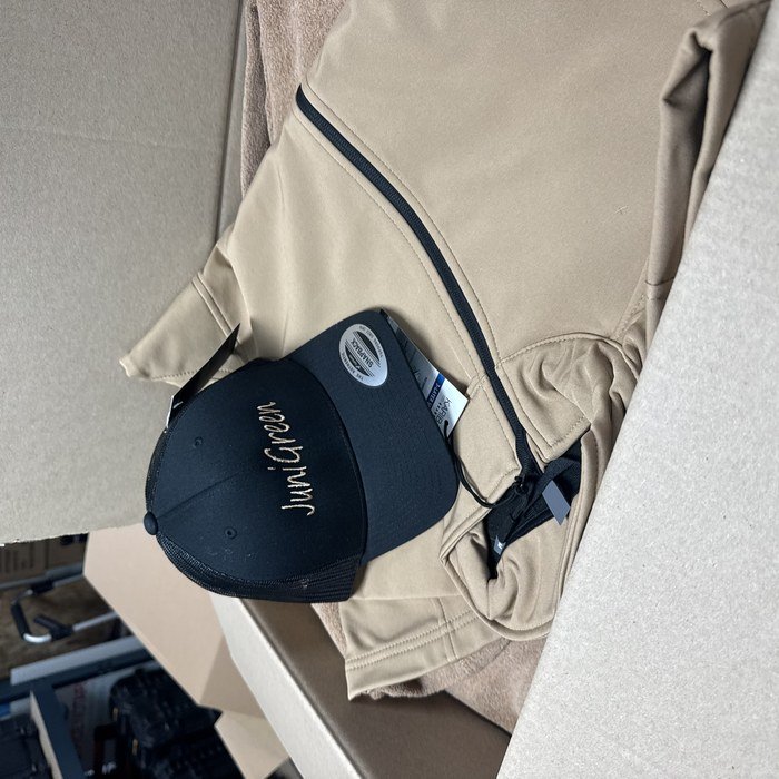 Casquette brodée et veste kaki pour une entreprise d'espaces verts