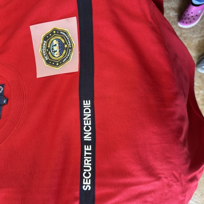 Tenue de sécurité incendie avec badge et bande d'identification