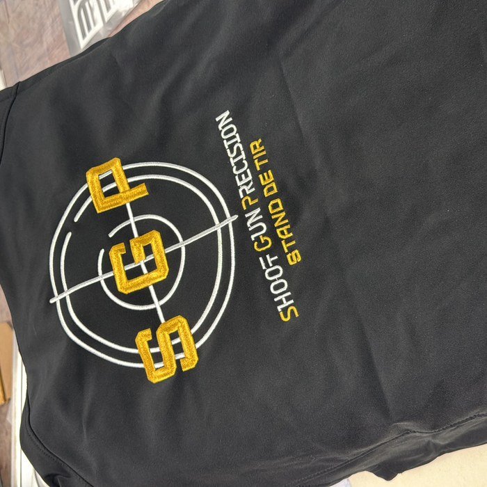Sweat brodé, gros plan sur la broderie cible or